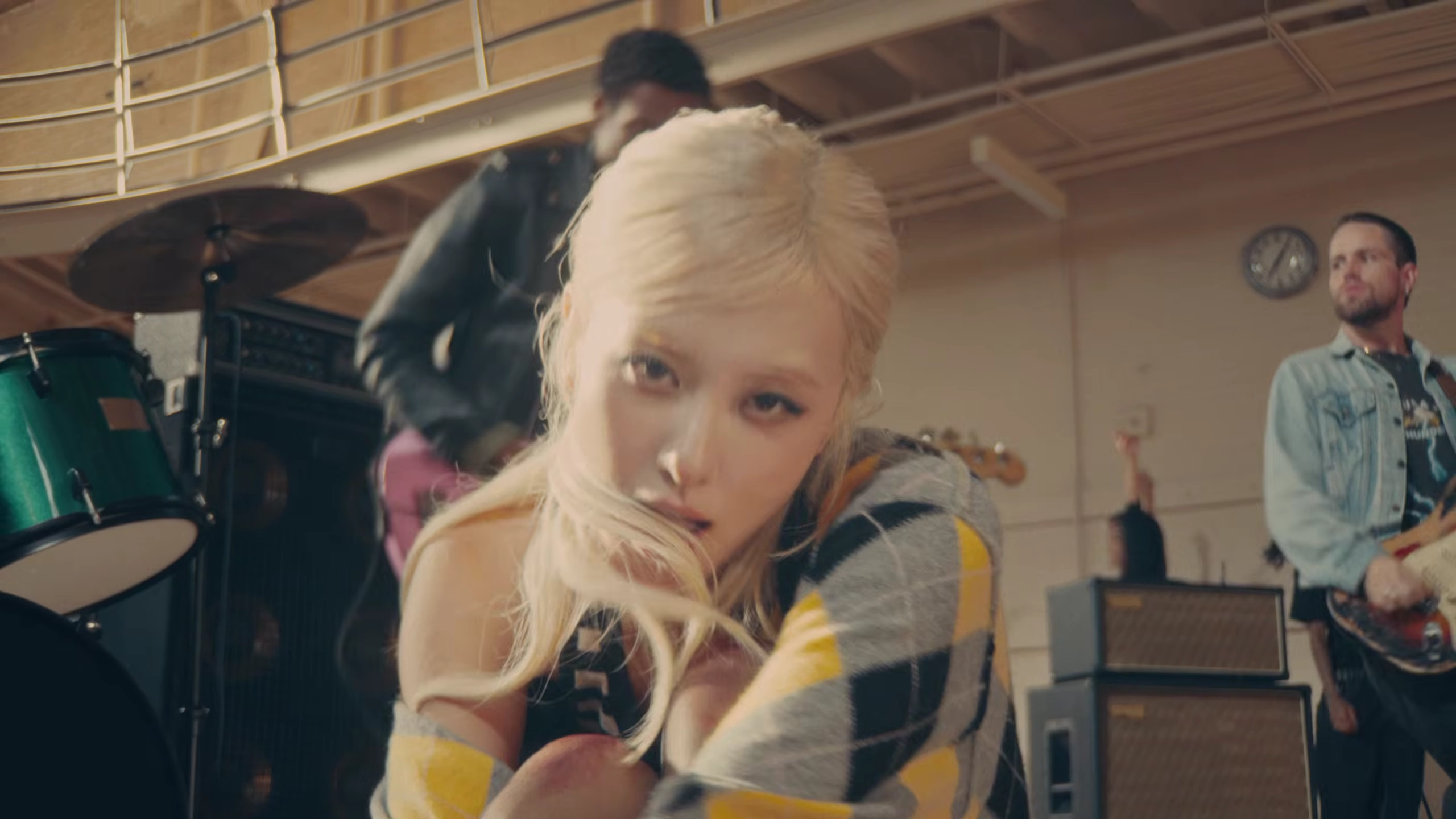 ROSÉ - new trick (OFFICIAL MUSIC VIDEO)
