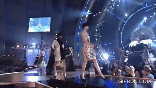 Rihanna - Vogue (Live at Fashion Rocks 2008)HD