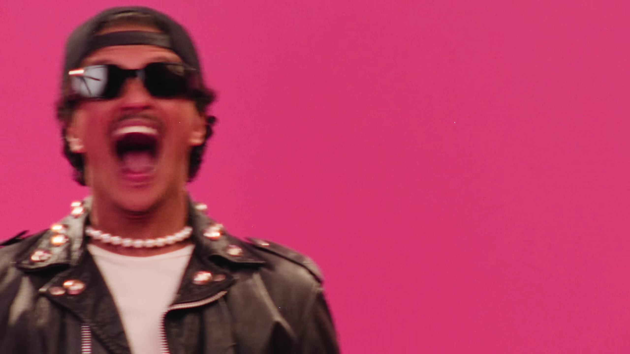 ROSÉ & Bruno Mars - APT. (Official Music Video)