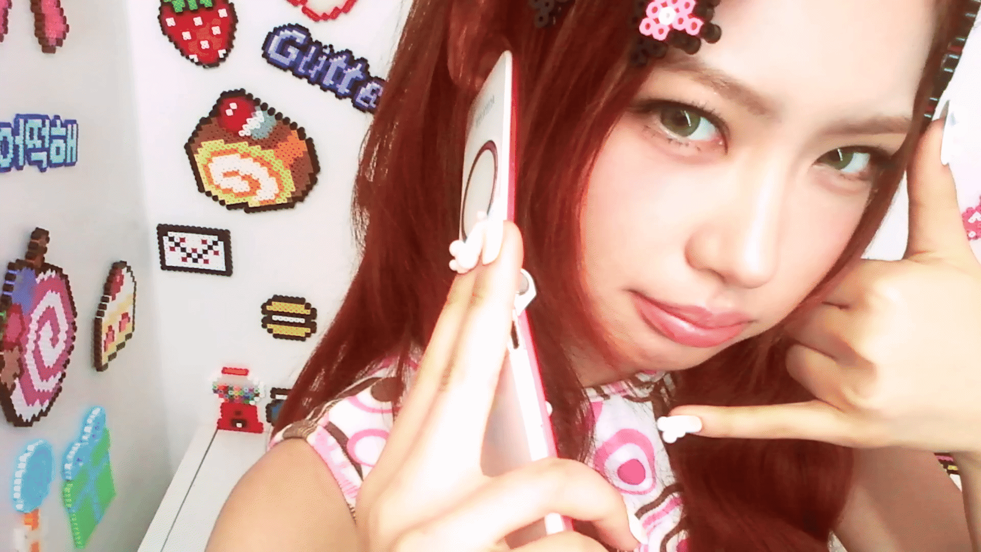 KiiiKiii 키키 'Candy Pink Magic Hole Flip Phone (나 어떡해)'